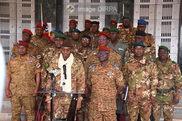 Visite de travail et d’amitié du MDAC au Burkina Faso : les militaires passent en revue la situation sécuritaire dans les deux pays.