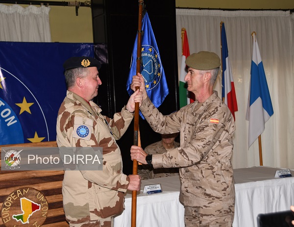EUTM Mali : Passation de commandement entre les Commandants sortant et rentrant de l’EUTM-Mali.