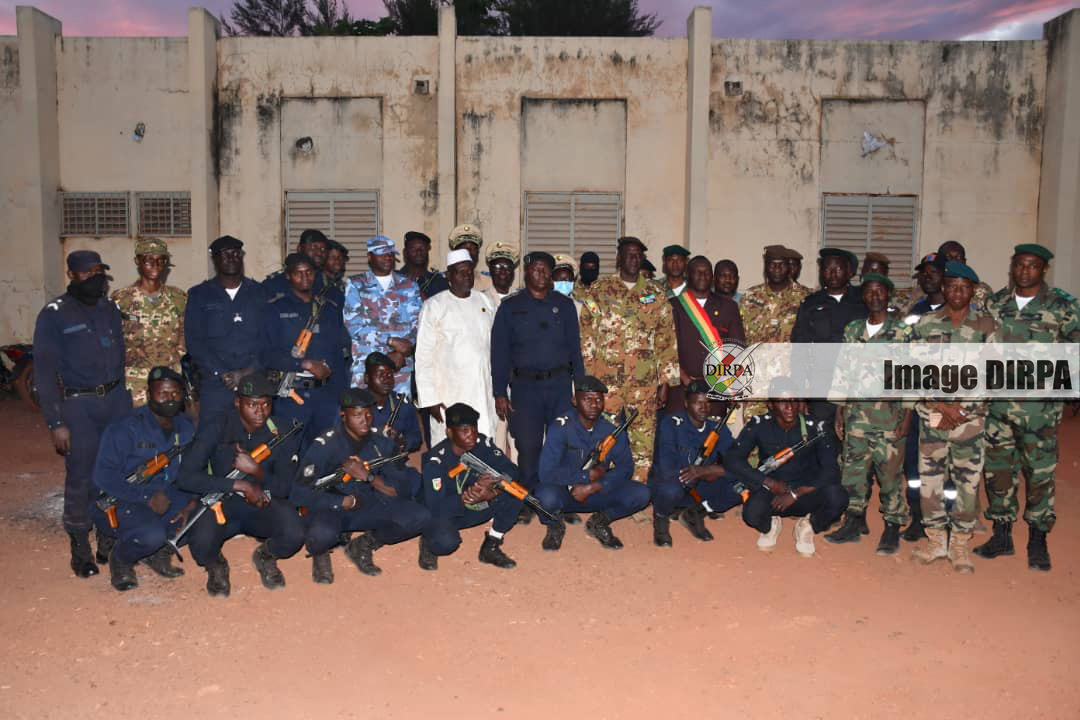 GNM : le CEM Adjoint de la Garde Nationale célèbre le réveillon avec les Forces de Défense et de Sécurité de Dioila
