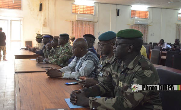 Ségou : le Commandement militaire présente ses vœux de nouvel an au chef de l’exécutif régional.