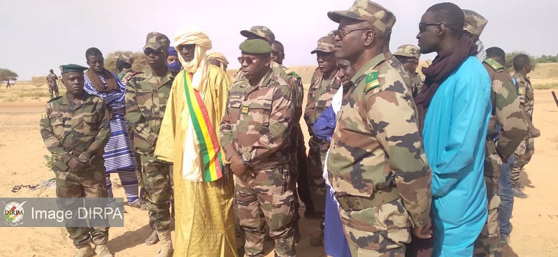 Bourem-Gao : Le commandant de la région militaire N⁰7 et chef secteur 2 de l'Opération Maliko offre des plants de pieds d'arbres à la population.