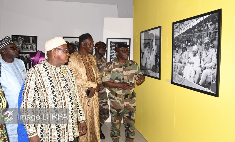 Première édition de l’exposition -photos des FAMa : La Présidence et le CNT sur les lieux