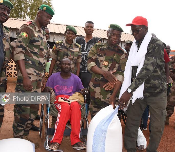 Kati : Le CDM offre des vivres aux blessés et au personnel de la polyclinique de Kati Kati : Le CDM offre des vivres aux blessés et au personnel de la polyclinique de Kati
