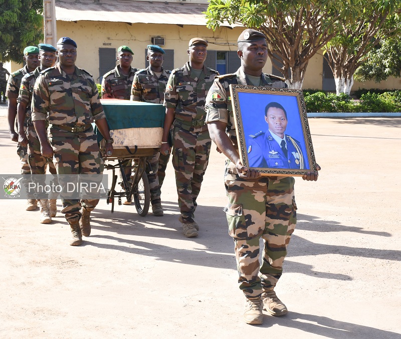 Deuil : L’adieu de la Nation au Lieutenant d’Aviation Mamadou FOFANA