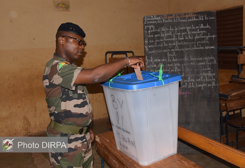 Vote référendaire des FAMa : Le CEM-AA et le Directeur du Génie Militaire s’acquittent de leur devoir citoyen