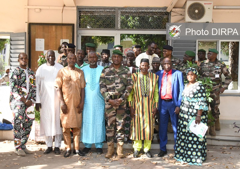 EMGA : Remise d’un trophée aux FAMa par le Conseil des familles Mounkoro du Vantun