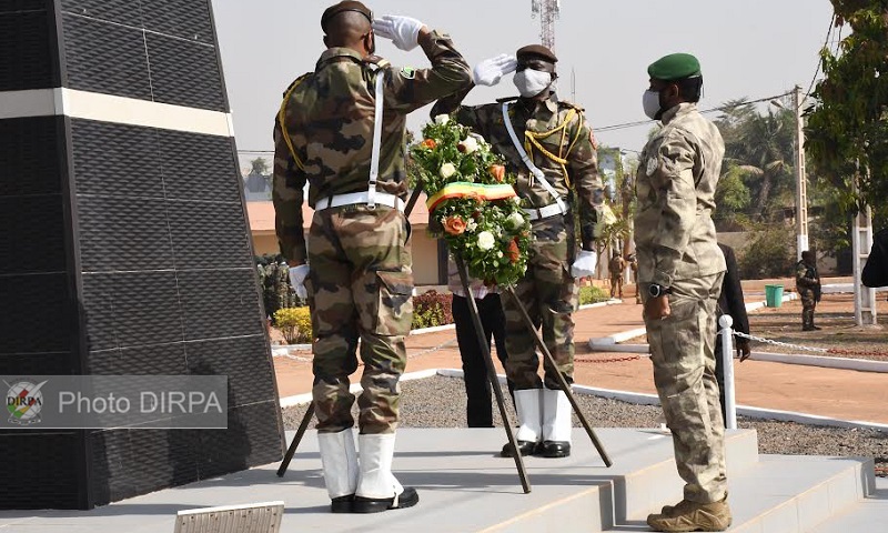63ème anniversaire de l’Armée malienne : Dépôt de la gerbe de fleurs du président de la Transition à la stèle du soldat inconnu