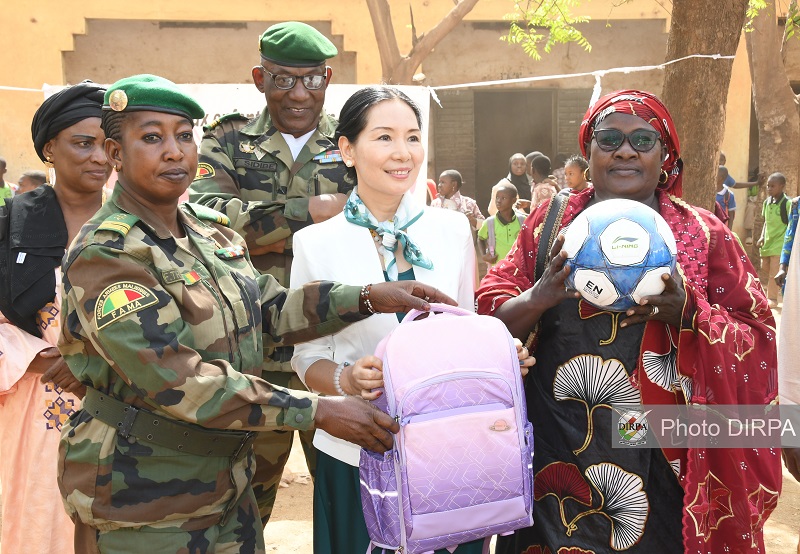 Génie militaire : Don de l’Association des femmes de l’Ambassade de la Chine au Mali aux enfants