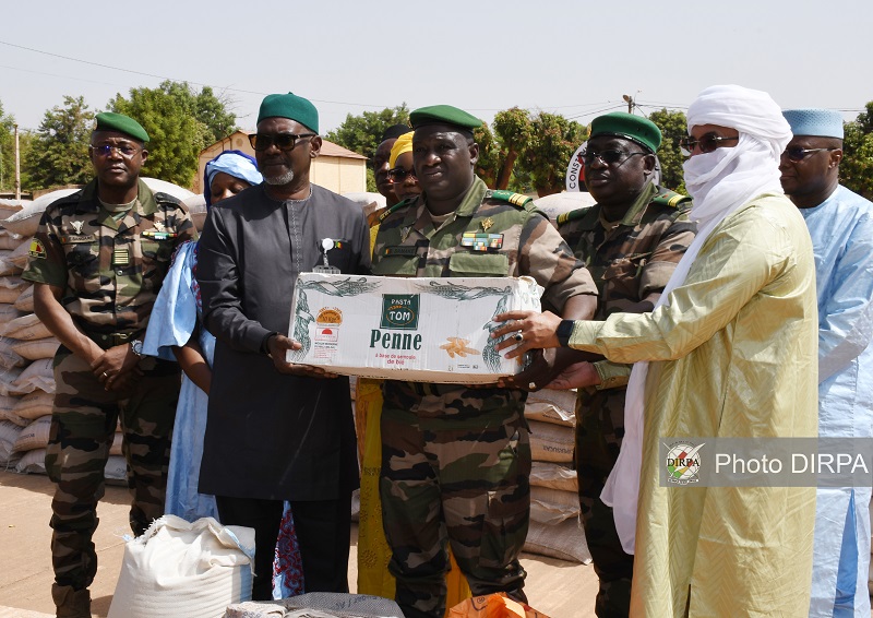 Œuvres sociales du président de la Transition : Remise de kits alimentaires à des blessés, veuves et orphelins