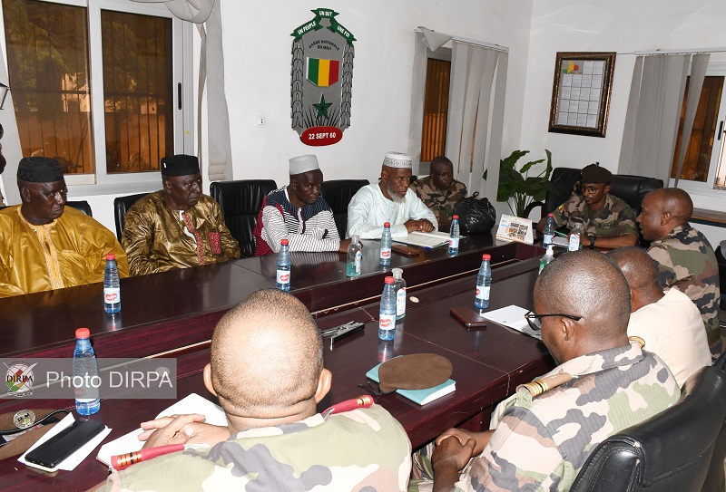 La Garde Nationale : Le colonel major Famouké reçoit les vœux des anciens gardes et des femmes du camp