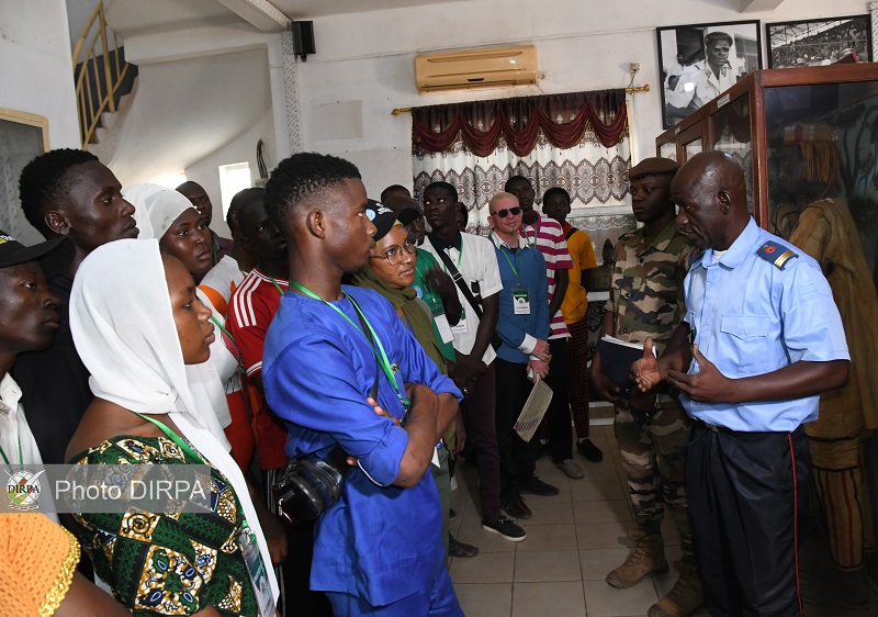 Musée des Armées : Des jeunes à la découverte des grands hommes du Mali