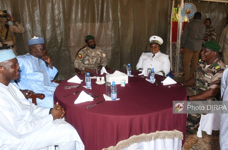 Sikasso : le Président de la Transition partage un repas avec les Forces Armées de Défense et de Sécurité du Mali.