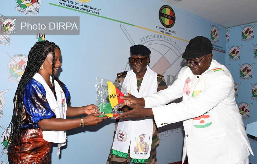 DIRPA : Une délégation de l’association « les Patriotes du Mali » de la Diaspora malienne du Gabon, reçue par le Directeur de l’Information et des Relation Publiques des Armées.