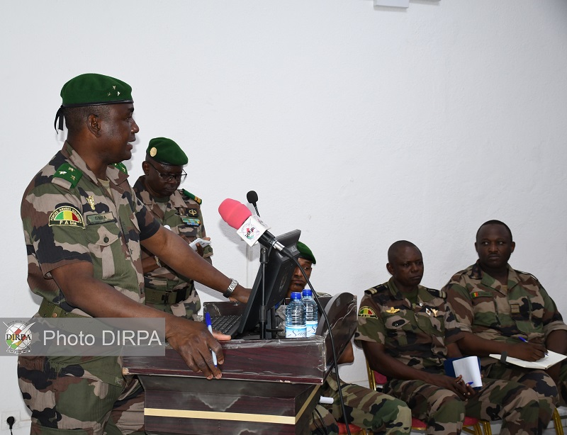 Direction des Ecoles Militaires :  Le Chef d’Etat-major Général des Armées oriente les Officiers de l’Ecole d’Application.