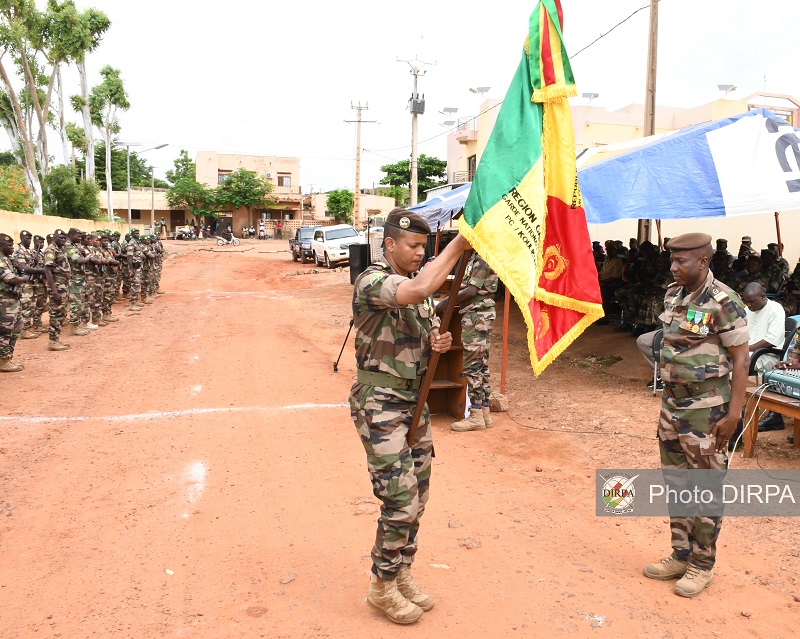 GARDE NATIONALE :  REMISE DE L’ETENDARD AU COMMANDANT DE LA REGION N°2
