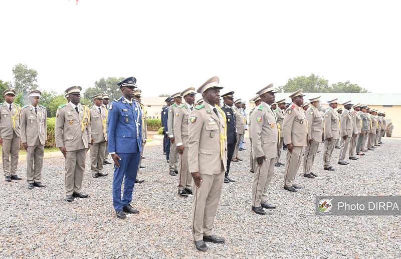 EMA : Remise d'attestation et insigne aux officiers de la 25ème promotion