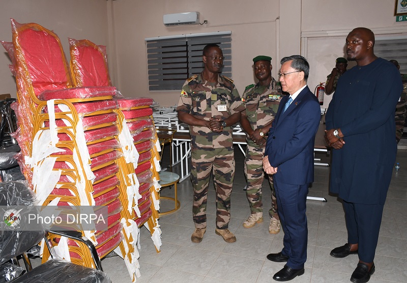 Coopération Sino-malienne : La Chine offre des équipements bureautiques à l’Ecole de Guerre du Mali