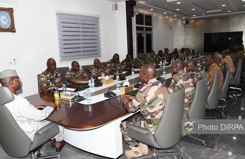 ARMEE : VISITE DE LA DELEGATION DE LA COMMUNAUTE SCIENTIFIQUE MILITAIRE AU GENERAL CAMARA