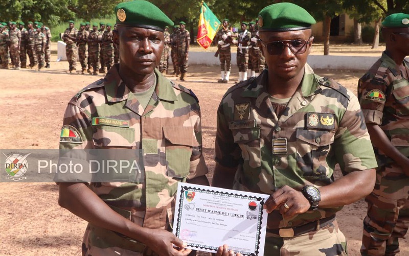 Bapho : Des stagiaires fiers de leurs attestions.