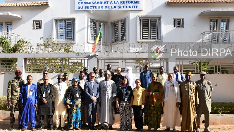Commissariat à la Réforme du Secteur de la Sécurité : Remise de document de Guide de Fonctionnement de l’Animation des Comités Consultatifs de Sécurité