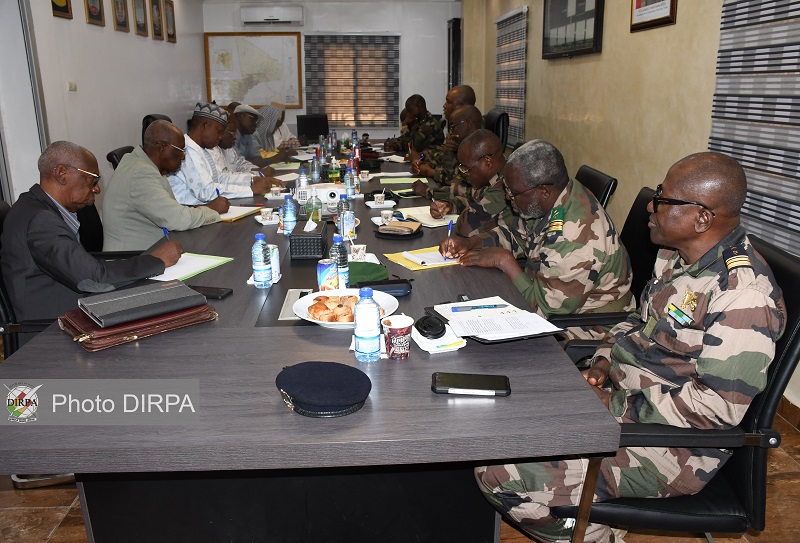 EMGA : le Chef d’Etat-major Général des Armées échange avec les officiers généraux et supérieurs à la retraite
