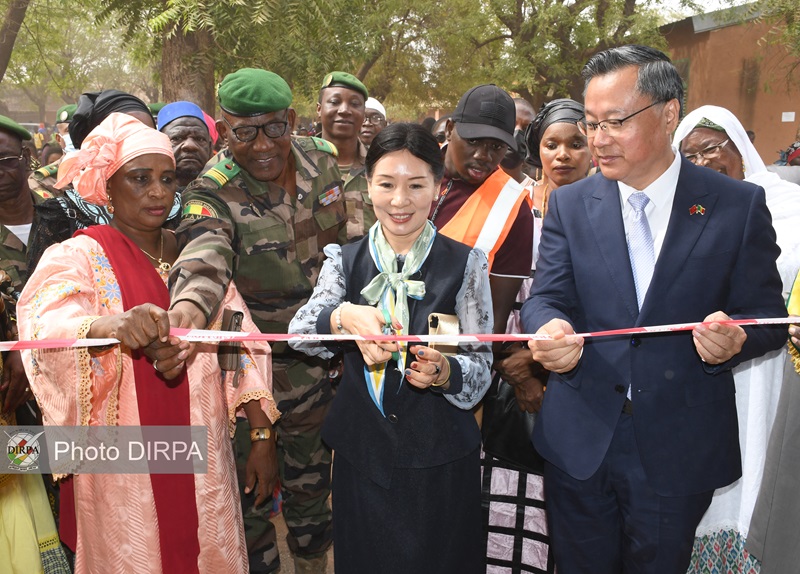 L’Ambassade de la Chine au Mali donne une lueur d’espoir aux élèves du 1er cycle de l’Ex-Base Aérienne. L’Ambassade de la Chine au Mali donne une lueur d’espoir aux élèves du 1er cycle de l’Ex-Base Aérienne.