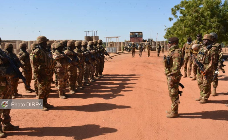 Tombouctou : le Chef d’Etat-major de la Garde Nationale à Ber pour fêter le réveillon du nouvel an 2025 et rehausser le moral des hommes en opération