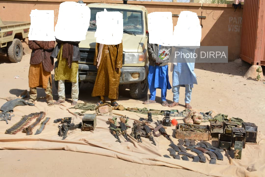 Tombouctou : Cinq combattants du Front de Libération de l’Azawad rendent leurs armes à la Région militaire n⁰ 5.