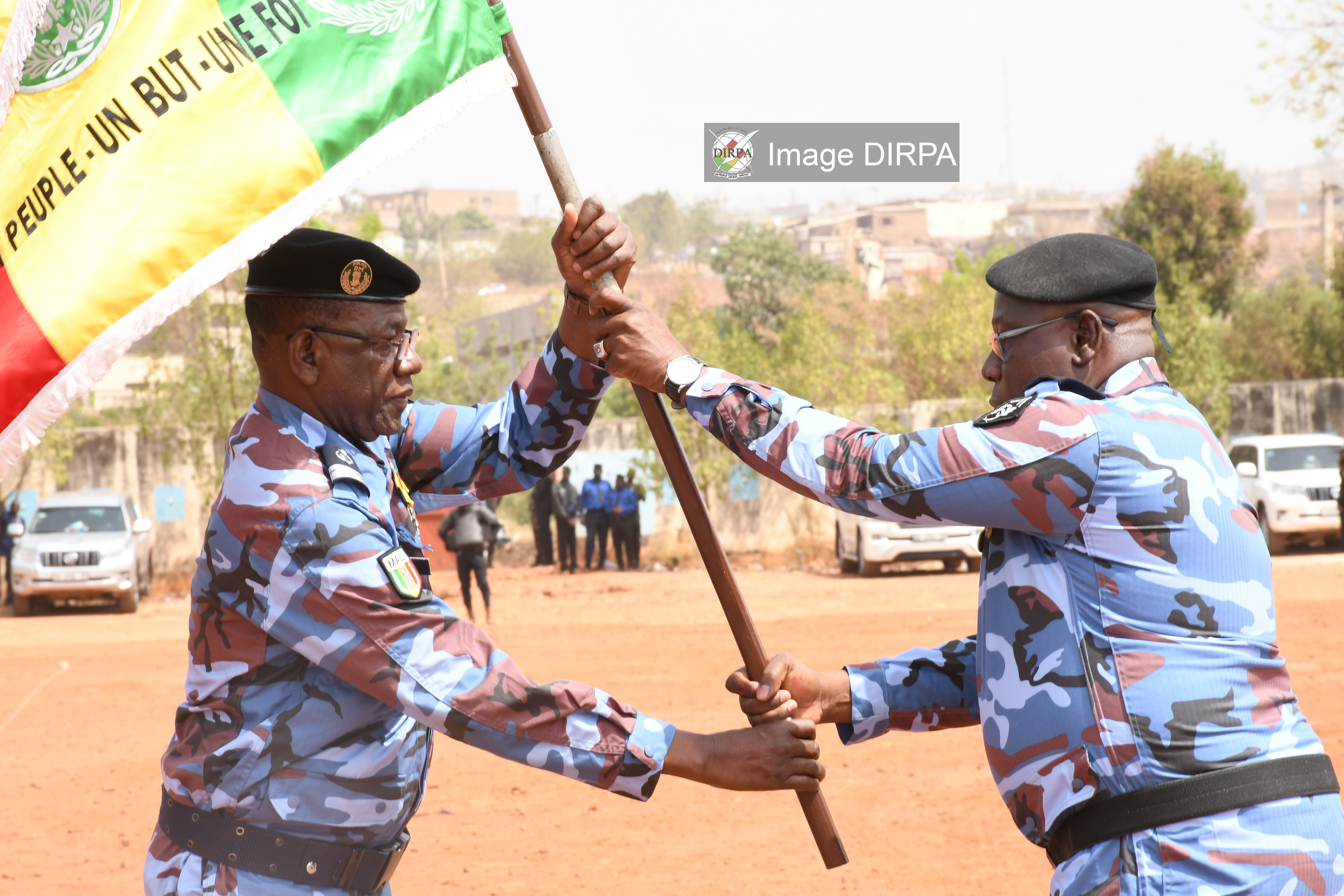 Police Nationale : Le Commissaire Général de Brigade de Police Soulaïmane TRAORE passe le témoin au Contrôleur Général de Police Youssouf KONE.