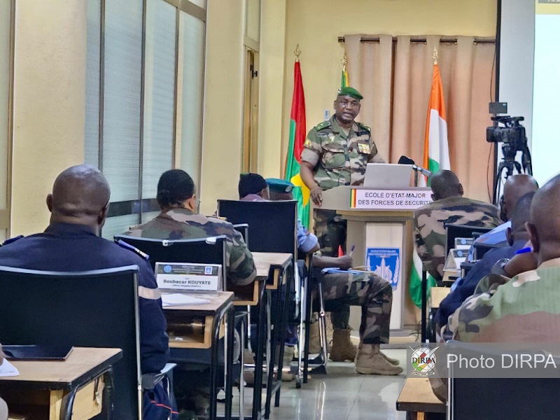 EEMFS : le Général Oumar DIARRA partage sa vision stratégique avec les stagiaires du diplôme d’État-Major des Forces de Sécurité