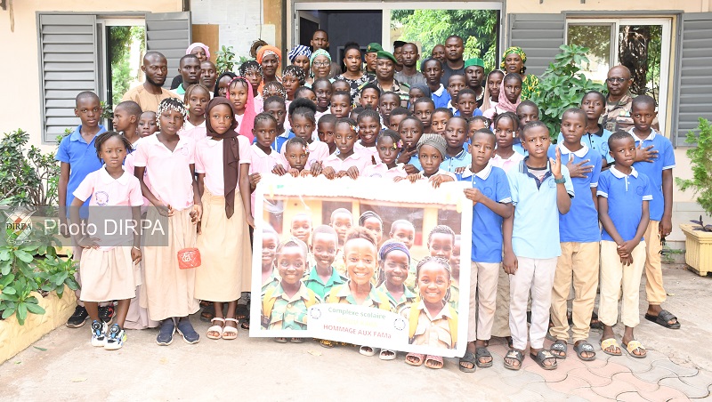 EMGA : les élèves de l’école Djoum Kaba apportent leur soutien aux FAMa