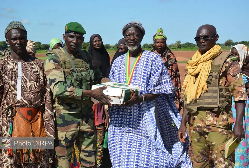 Action Civilo- militaire : les autorités du secteur 4 de l'opération Dougoukoloko donnent le sourire aux populations vulnérables