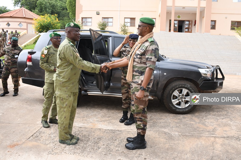ECOLE DE GUERRE DU MALI : les auditeurs de la 2ème promotion de l'École de Guerre du Niger en immersion
