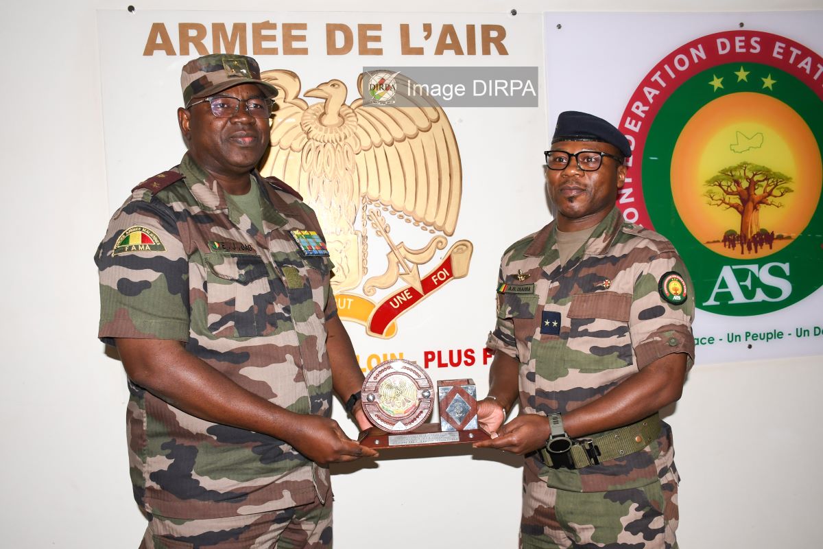 BASE 100 : visite d’autorité du Chef d’État-Major Général des Armées à l’État-Major de l’Armée de l’Air