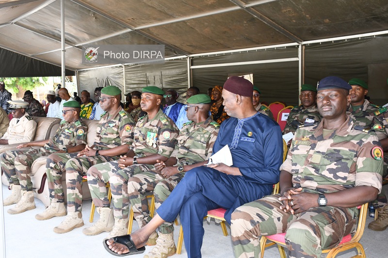 KOULIKORO : les officiers stagiaires de la 7ᵉ promotion du Certificat d’État-Major reçoivent leurs insignes et certificats