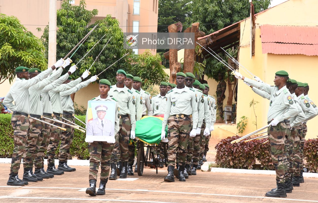 CÉRÉMONIE FUNÈBRE : les FAMa rendent un ultime hommage au Général de Brigade à la retraite Sirakoro SANGARE